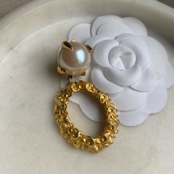 Givenchy gold tone and faux Pearl vintage clip on single earring - Picture 7 of 8